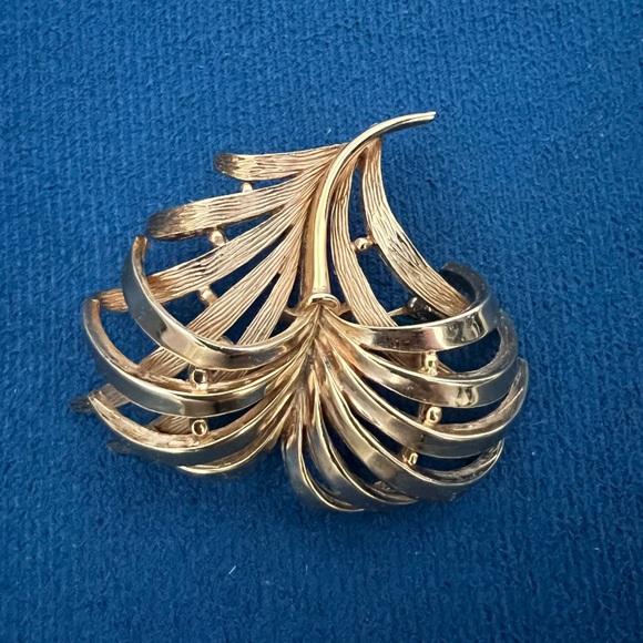 Huge Gold Tone Crown Trifari Feather or Leaf Plume Mid Century Brooch - Picture 2 of 6